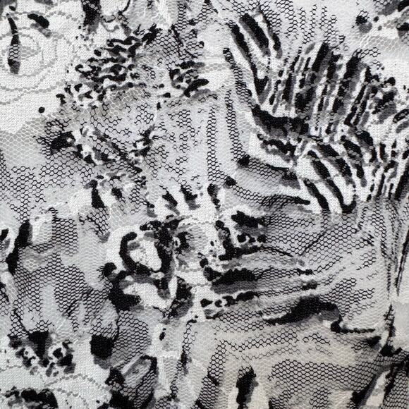 Italian Y2K lace skirt - Picture 3 of 6